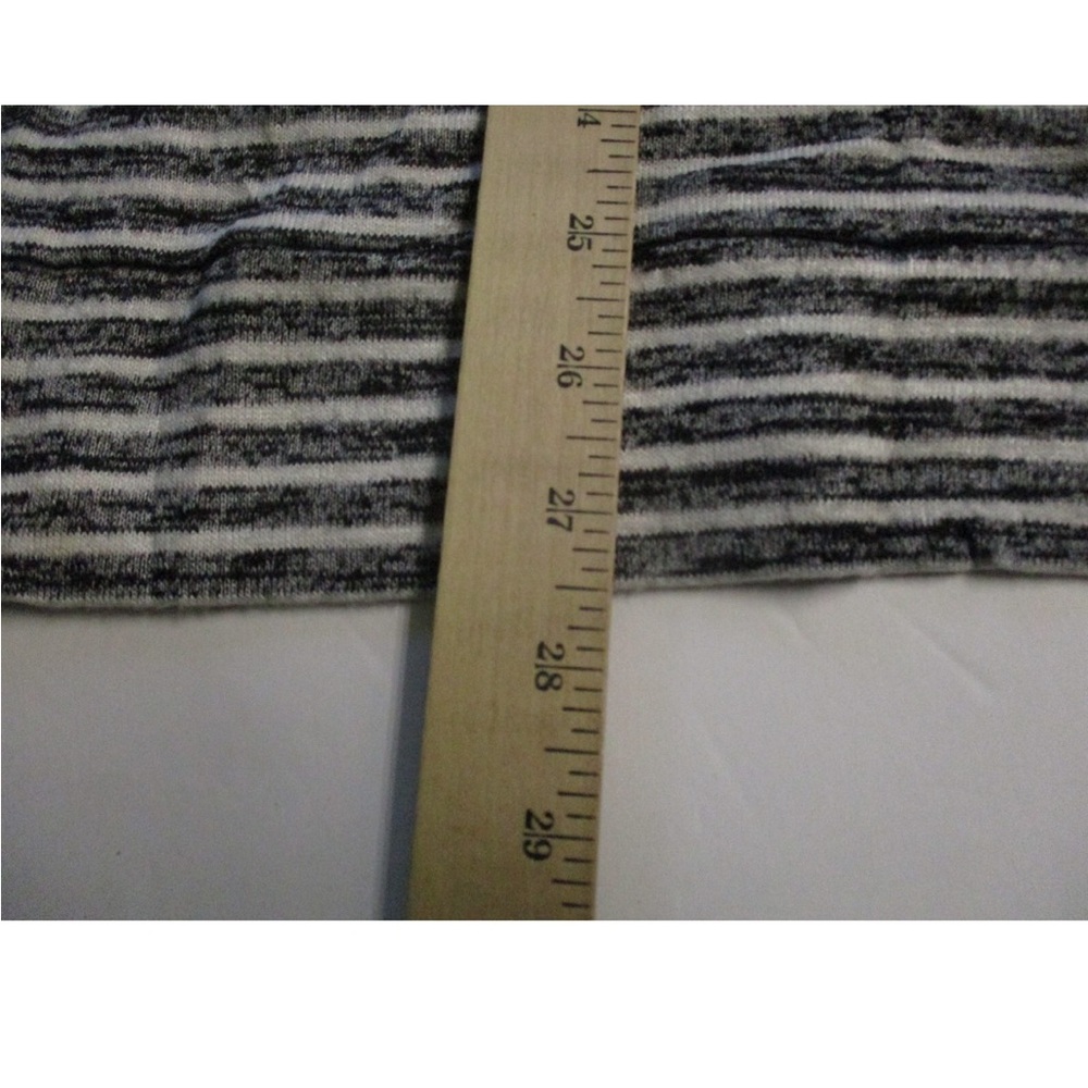 Striped V-Neck top. Womans XXL - Picture 5 of 8